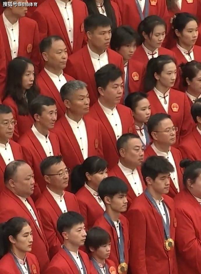 可爱!全红婵向记者自信展示美甲:这是我第一次做美甲 想做就去做了-全红婵新发型
