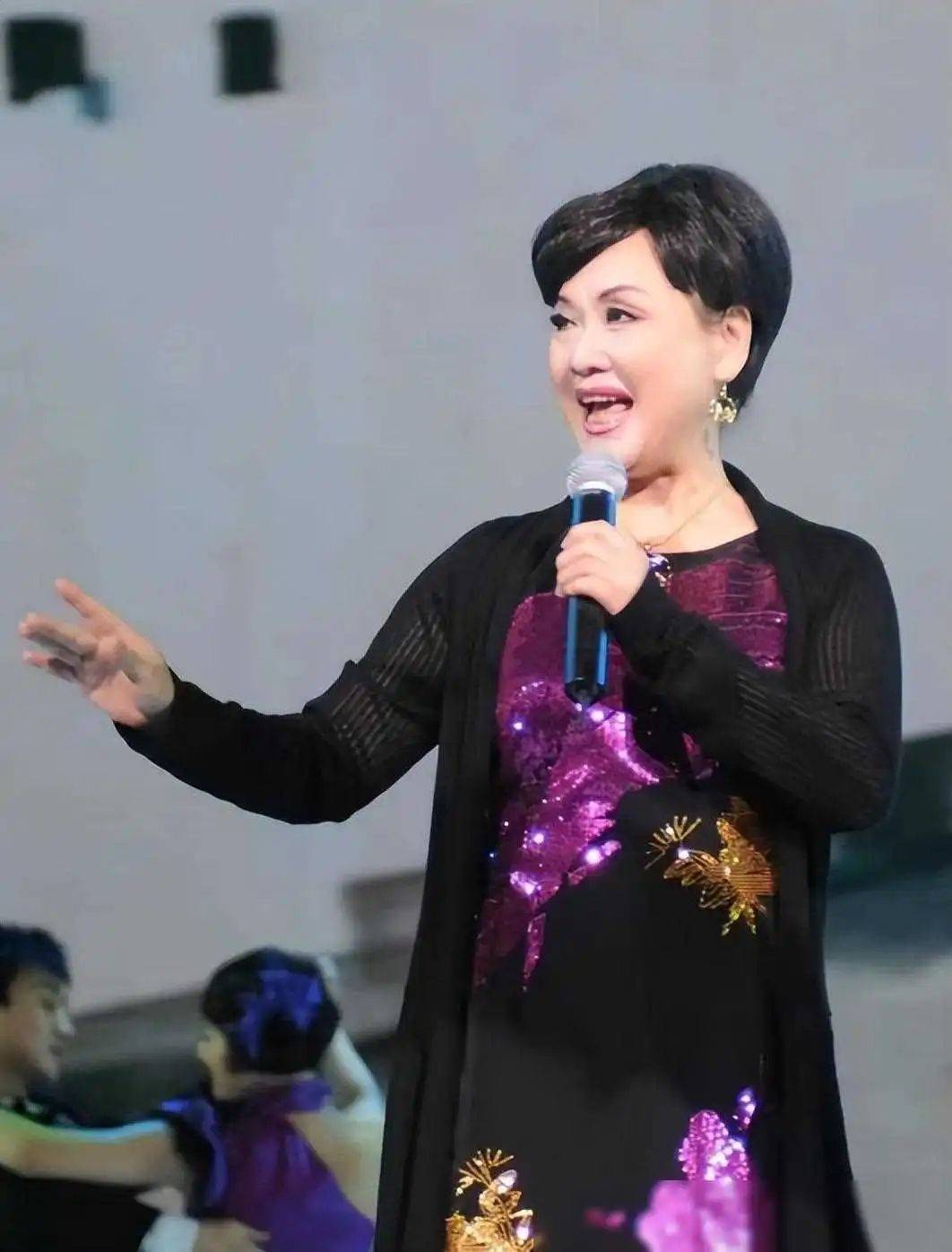 被骗了63年!80岁李谷一摘掉假发,卸掉浓妆,真实样貌曝光,自然老去很美