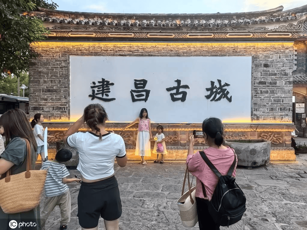 四川凉山彝族自治州 西昌建昌古城景区游客如织-搜狐大视野-搜狐新闻