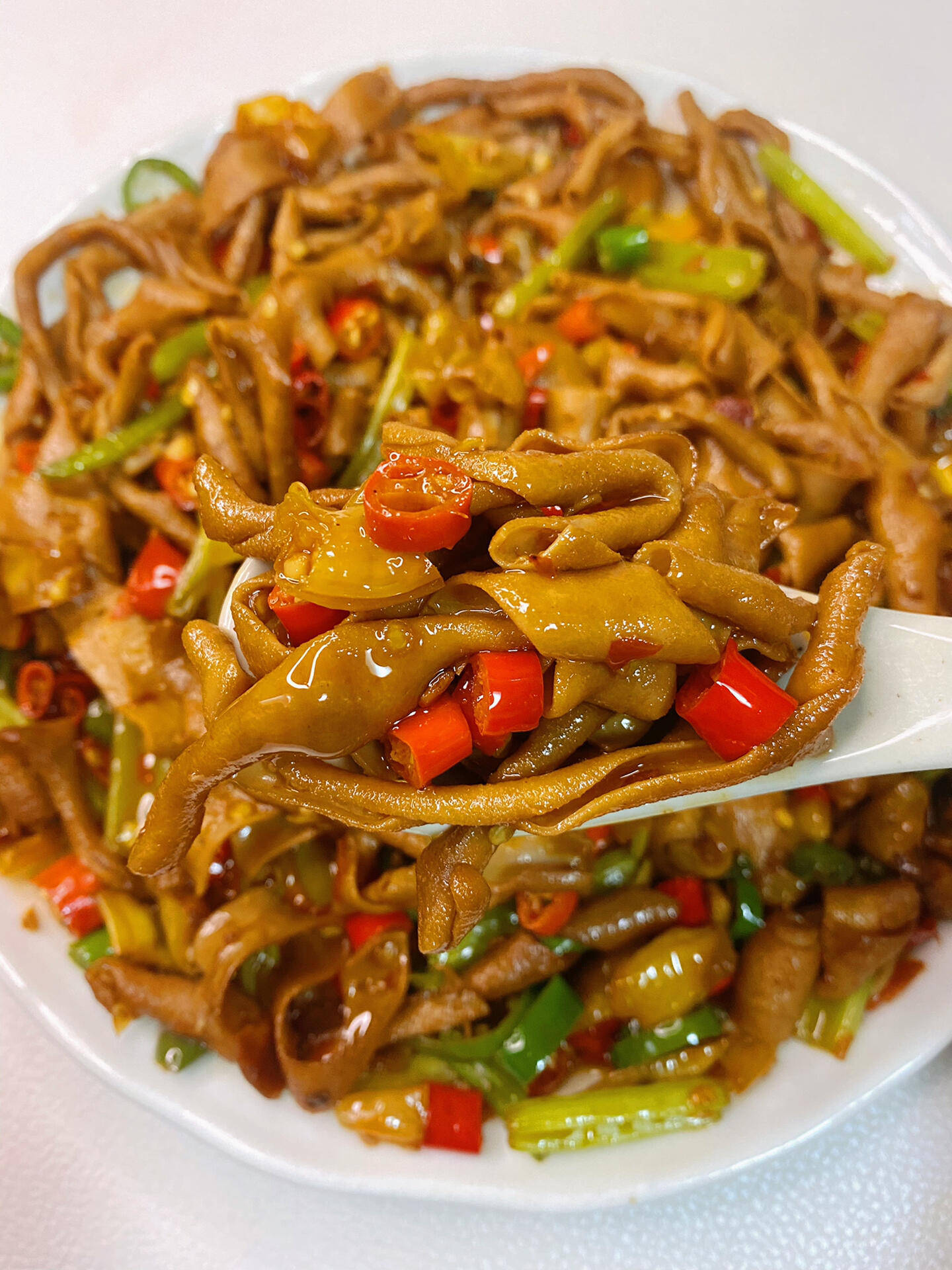 热油爆香鸭肠