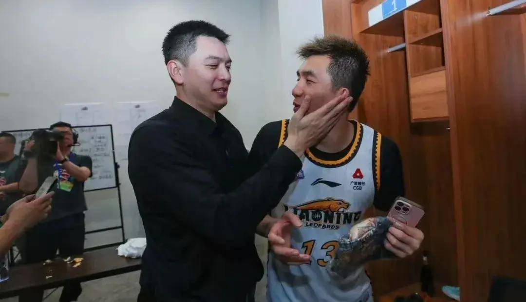 辽篮郭艾伦离队后,贺天举首次发声:在利益面前,球员都是牺牲品