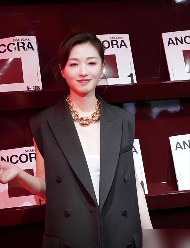 万茜自曝上学时没人追,看清她的校服照后,网友:这谁敢追啊!