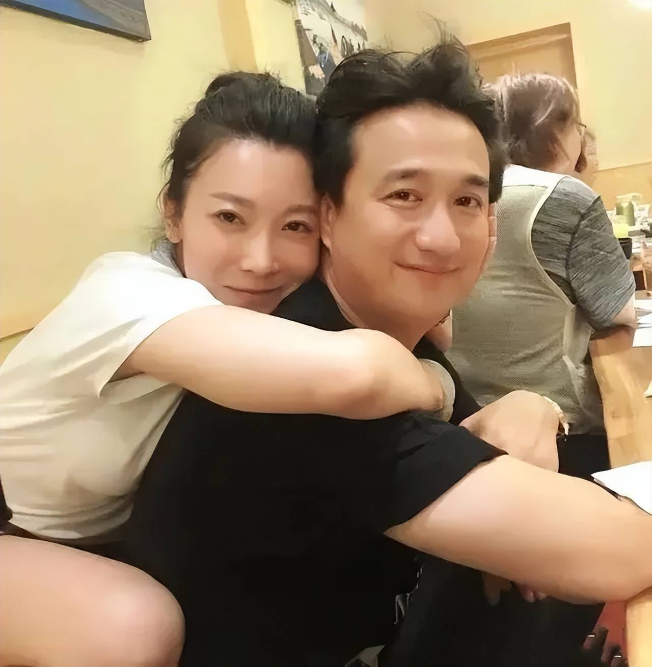 她跟黄磊的一张合照,还曾被批没有边界感.却绯闻不断.至今单身.