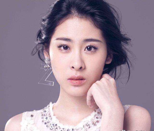 张碧晨婚变生子后越来越放飞,穿超短裙满腿蚊子包,真不怕华晨宇看到!