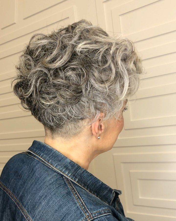 中老年女性的全头烫短发之美