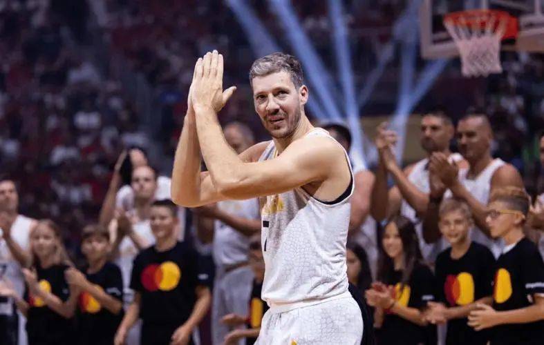 东契奇这是又胖了?和他同框,姚明都显得不胖了.