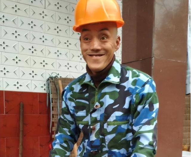 曾因长得丑被妻子嫌弃,后因熊出没而成名,今住别墅娶小20岁娇妻_冯加