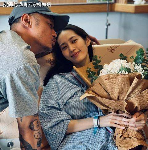 余文乐老婆回应飞机上抢座位!情有可原,明星家庭背后也有不易