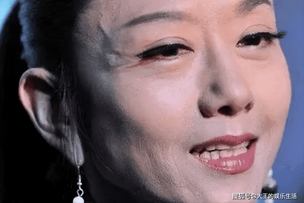 65岁杨丽萍不吃荤人设崩塌,多次与年轻小伙传绯闻,双腿细似竹竿