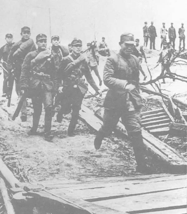 受伤的,从血泊中爬起;动不了的,拉响手雷,和敌人同归于尽