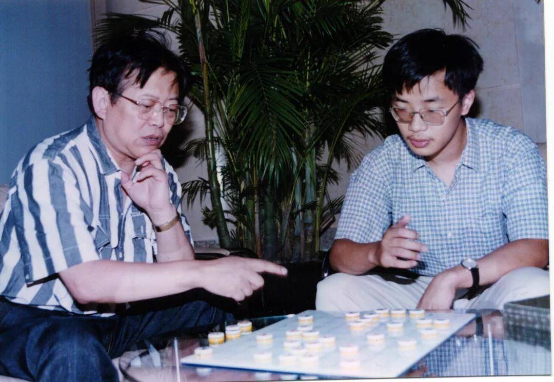 象棋宗师胡荣华:残疾父亲将他打造成棋王,他曾与妻子住地下室