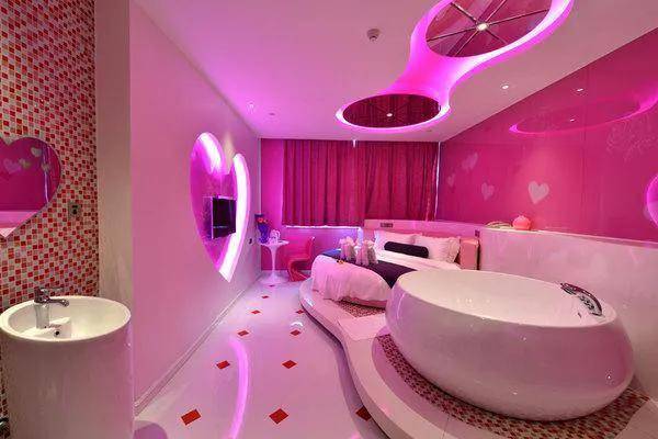 高档情侣酒店的浴缸为何离床那么近,不怕弄湿床吗?经理说出内幕