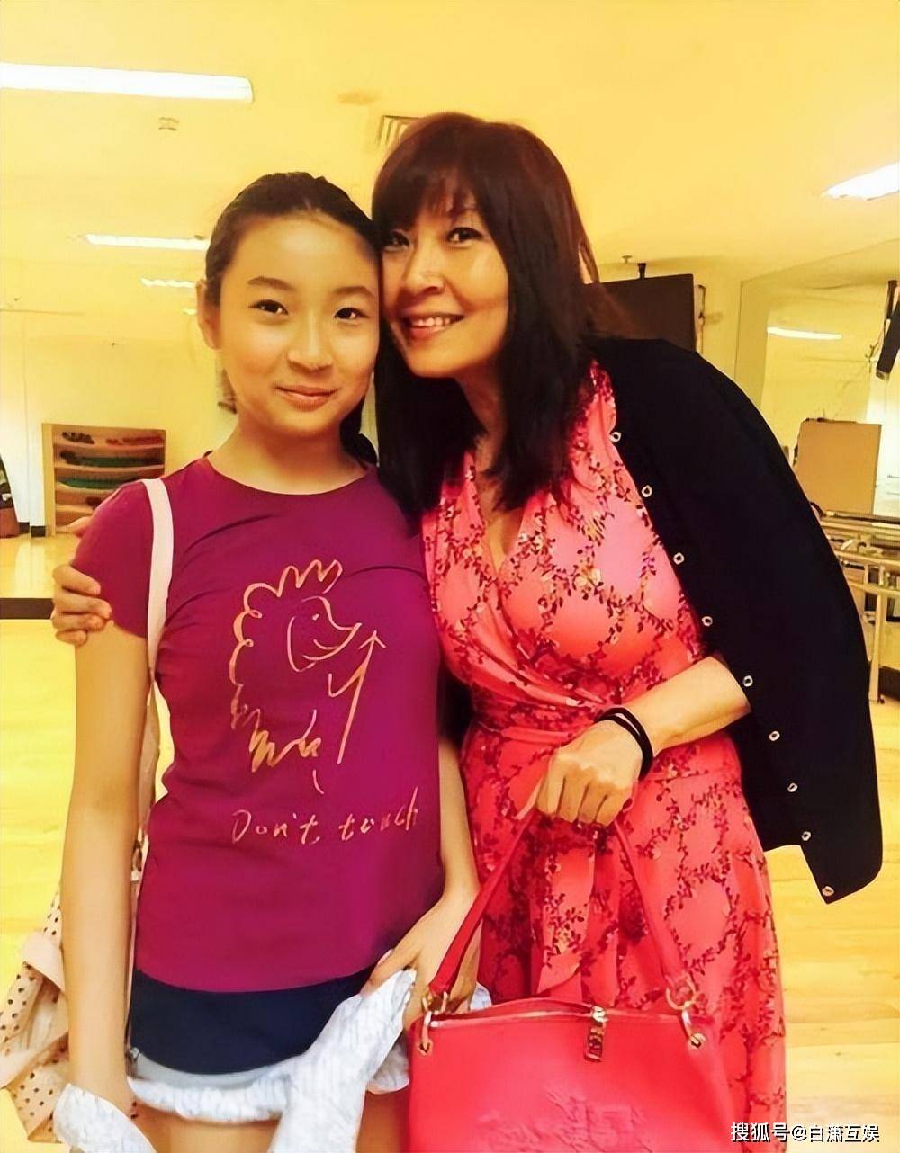 千禧年,张蔷带着她的《爱你在心口难开》复出,女王不愧是女王,直接