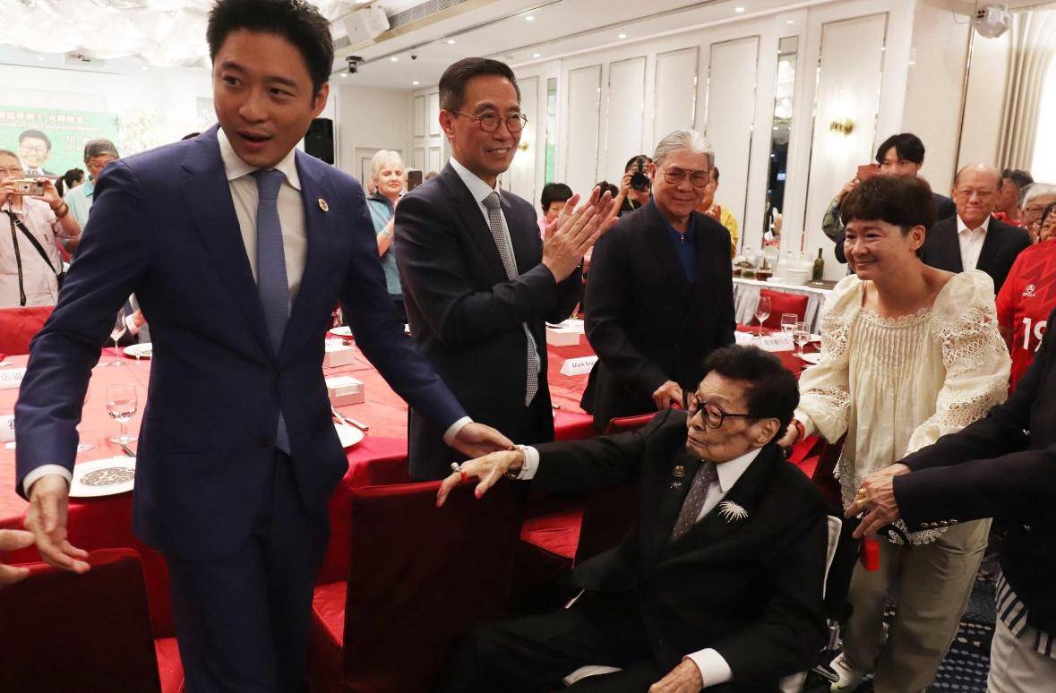 霍震霆父子当天以西装革履的形象出席寿宴,其中霍启山的打扮更显得