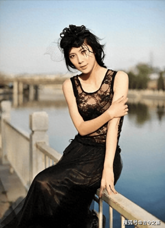 她当年红的发紫,被称为"女版于震",现在回山东老家当主持人