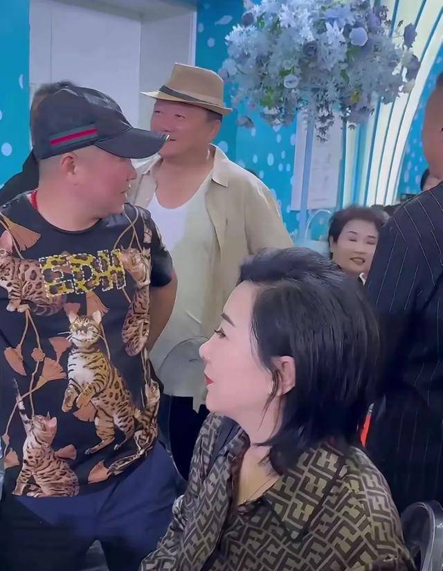 56岁谢广坤娶小娇妻,三婚生子,前妻邀请其参加母亲生日宴被拒绝