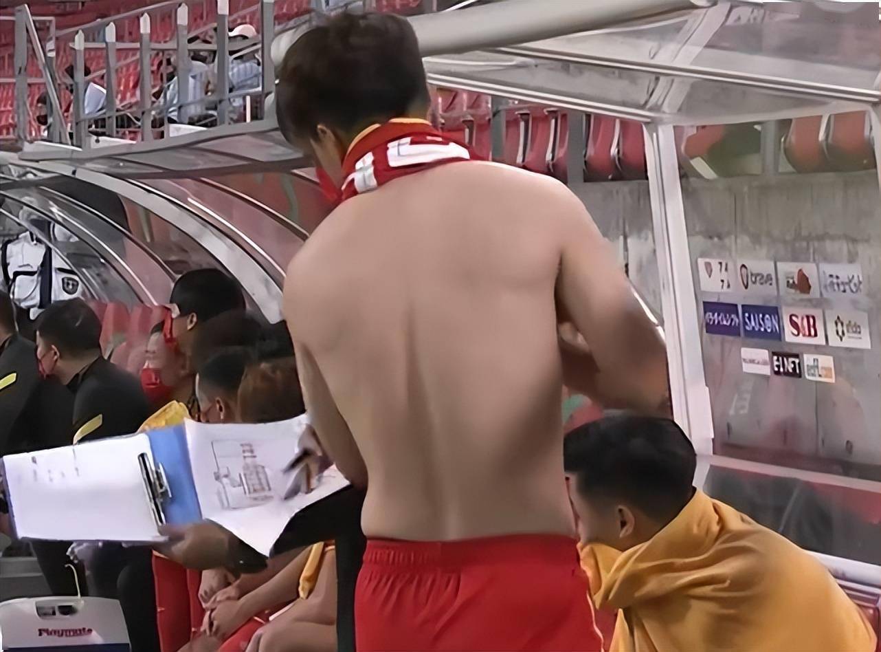 国足留长发 纹身 小胡子 大肚腩!再看樊振东潘展乐,0:7是必然结果!