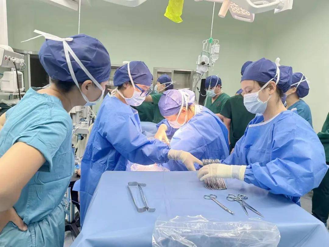 全麻气管插管……另一边的手术室护士已准备好手术器械以及抢救过程中