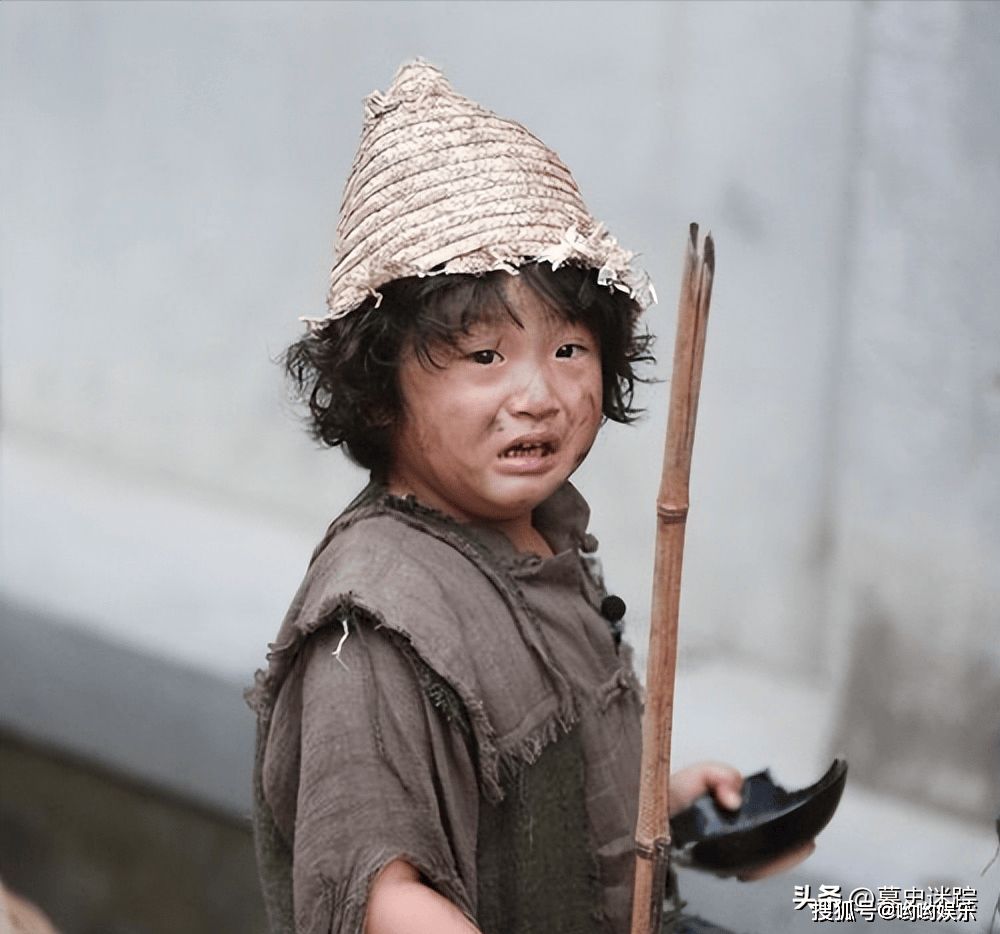 这些人大都聚集在人流量大的商业街区,故意装出一副可怜