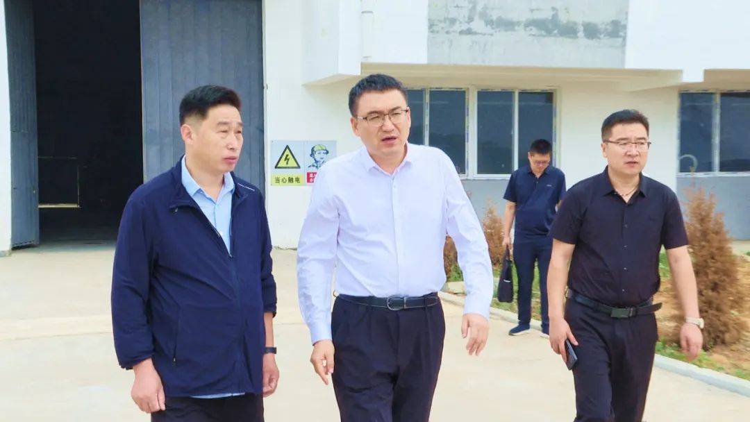 9月4日,左权县县委书记石勇深入乳胶产业园现场办公,实地查看园区建设