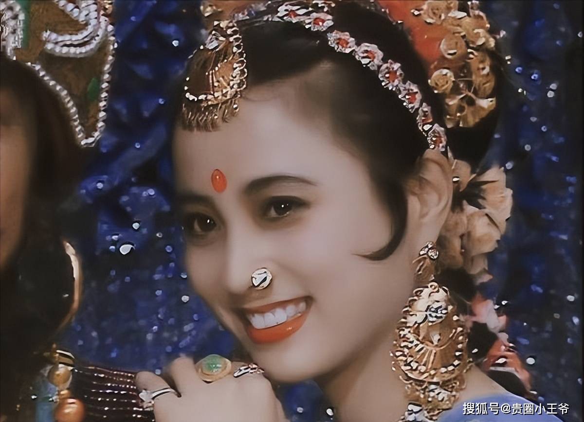 李玲玉 李玲玉在阳台喝茶，穿居家服也不化妆，61岁身材一点都不干瘪_手机搜狐网