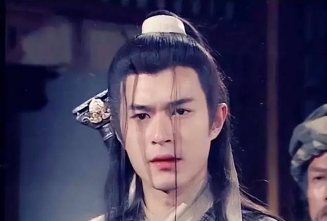 真的是面如冠玉,唇若涂脂,剑眉星目,"风陵渡口初相遇,一见杨过误终身"
