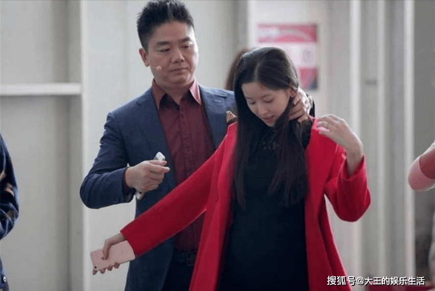 刘强东:49岁拼三胎,与"奶茶妹妹"相守8年,老来得子精神焕发