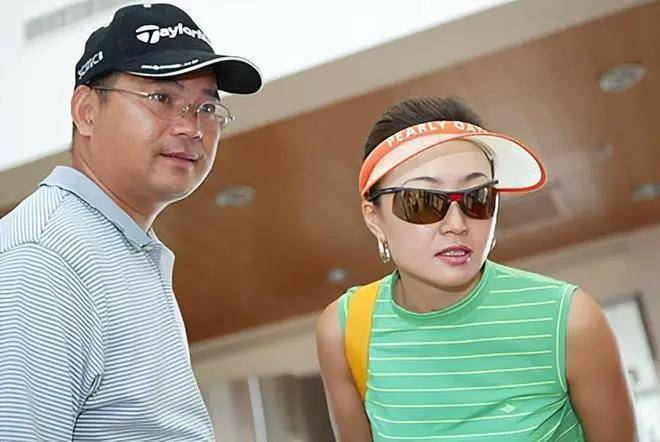 央视主持沙桐离婚,妻子嘲讽多年婚姻如兄弟,前妻一句话暴露真相