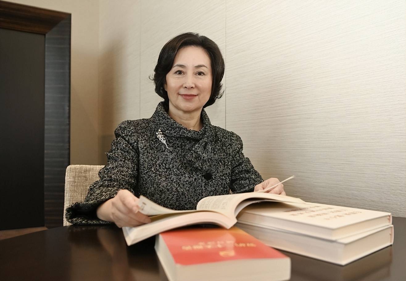 琼出席慈善活动,和妹妹何超盈合影,脸上细纹都是美丽风景_父亲_何鸿燊