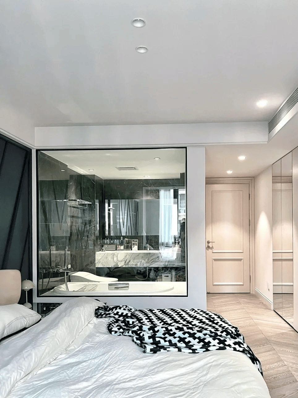 所以房间面积比较逼仄,放一张两米的大床,外加一个卫生间,基本就满了