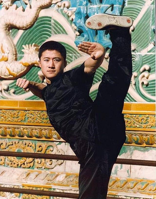 ""这还是之前宠妻的那个吴京吗?怎么看着这么爷们气十足.
