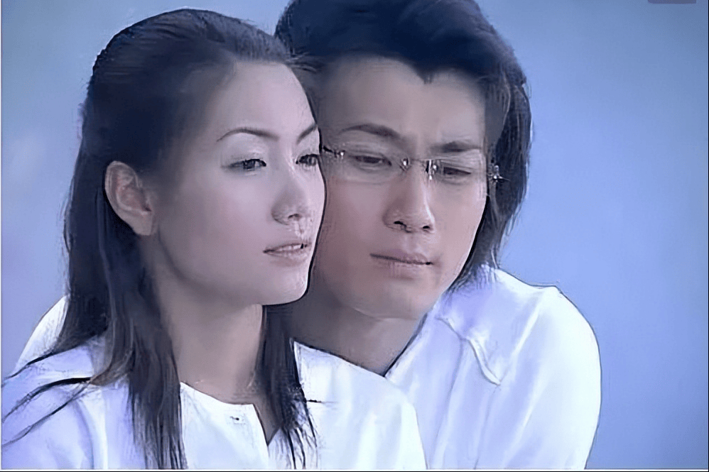 2003年两人还在一起的时候,林韦君就被拍到和许绍洋在车里亲嘴