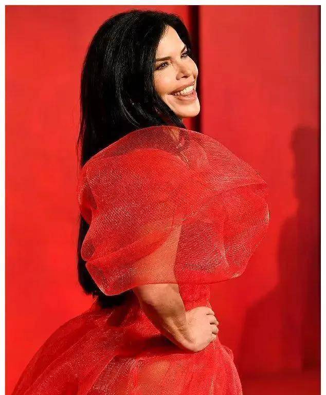 桑切斯受访时激动落泪,坦言自己i人属性,是贝佐斯让她走向人群