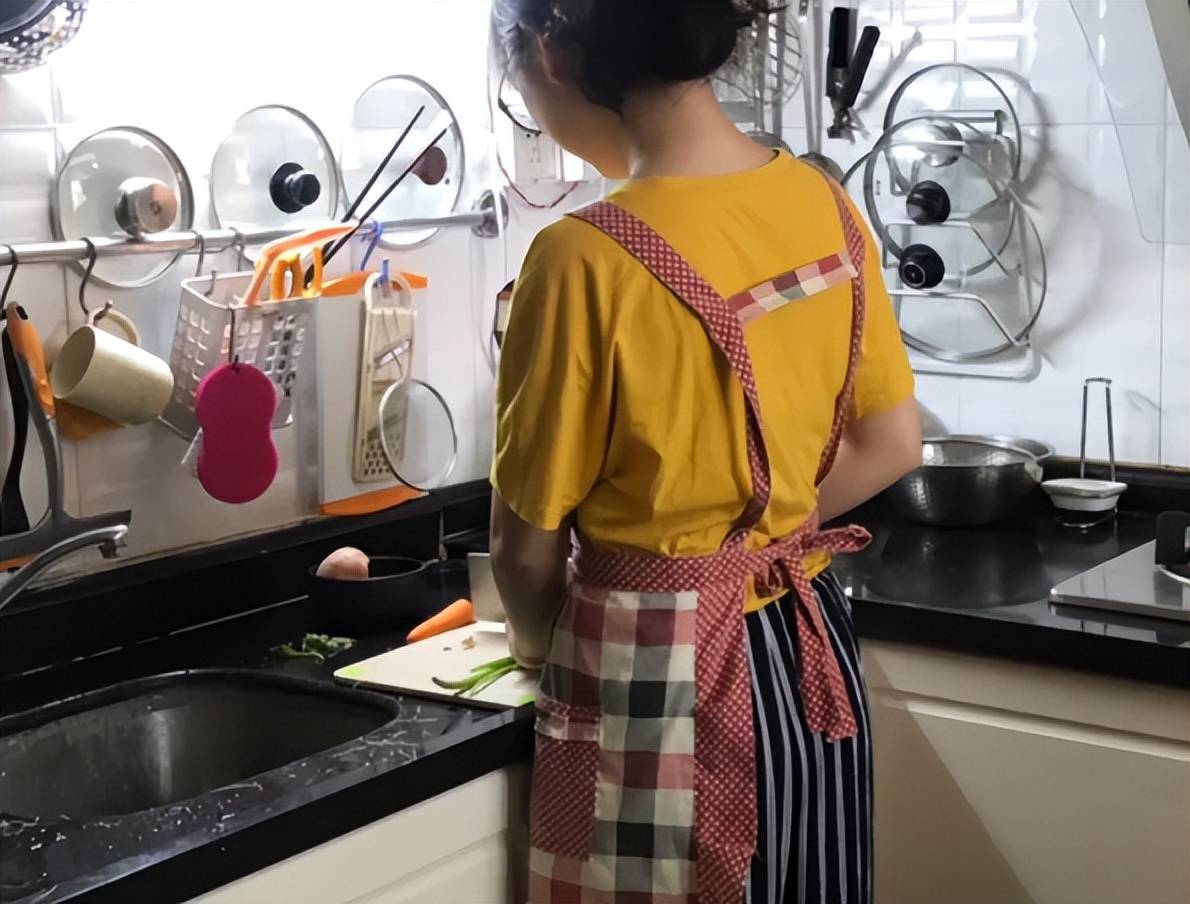 浙江40岁未婚女子晒一人晚餐，在网上走红，网友：过于真实-浙江一名53岁