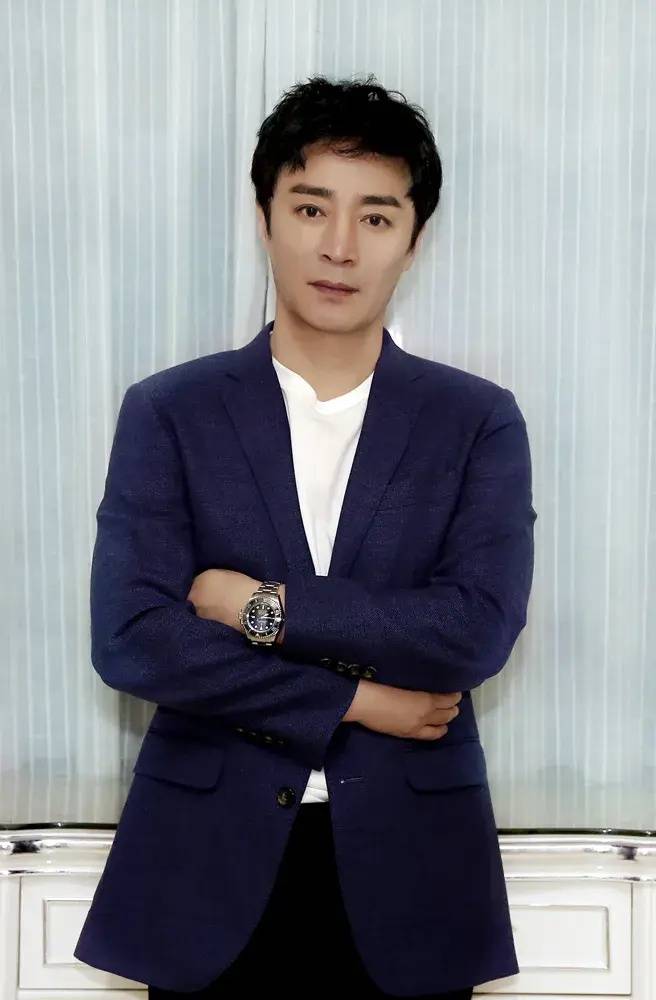 一个不红的老戏骨,演了161部戏却叫不出名字,演过释小龙的爸爸_何中华