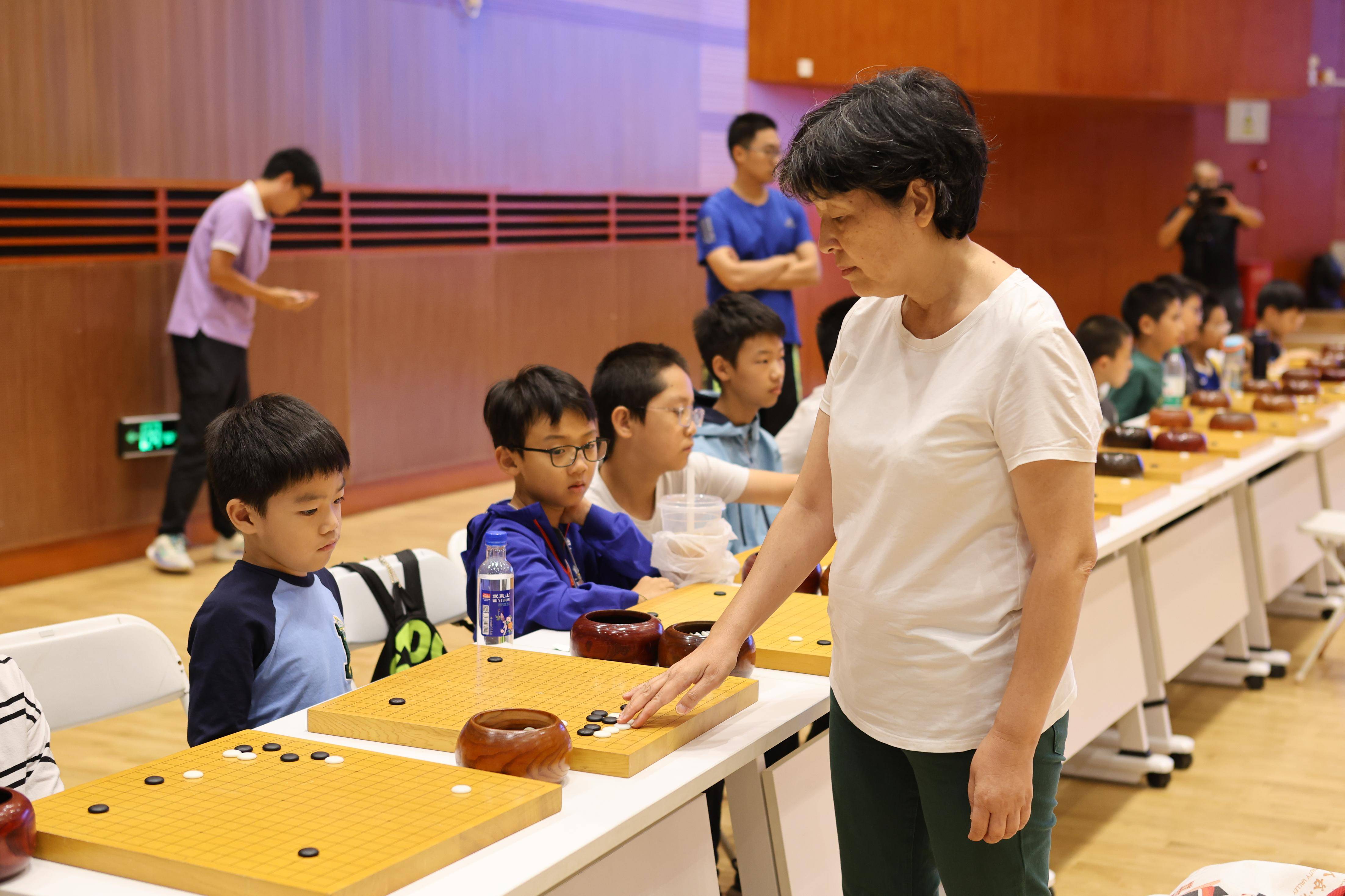 北京国际象棋队教练安燕龙带领队员郭玮宝,王一围棋原北京女队教练