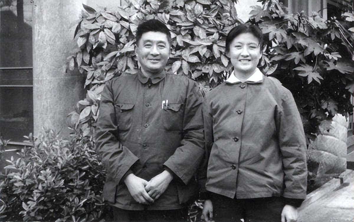 的合影)康泰的妻子是资本家出身,有人逼他离婚,与陈美兰划清界线