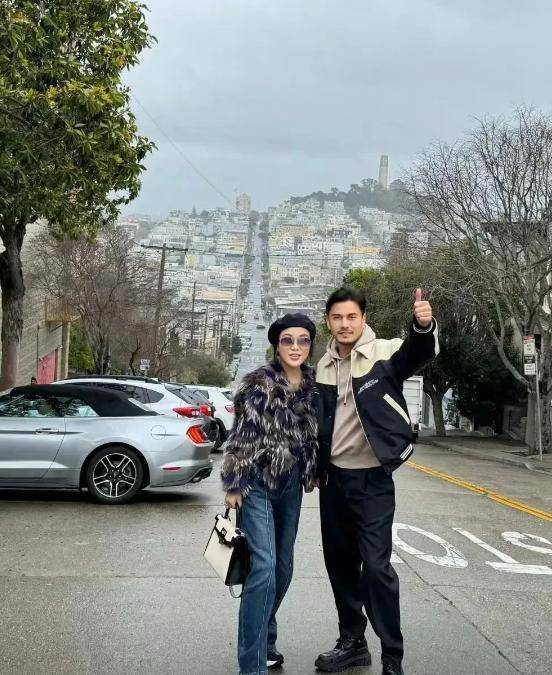原来她就是吕良伟的三婚妻子,坐拥亿万家产,如今54岁仍似少女