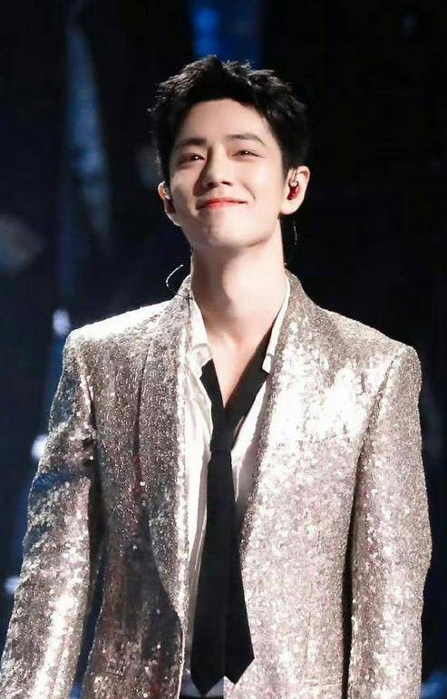 黄晓明祭出肖战直拍，成了肖战的站哥？压力给到王力宏了-黄晓明宝马战靴