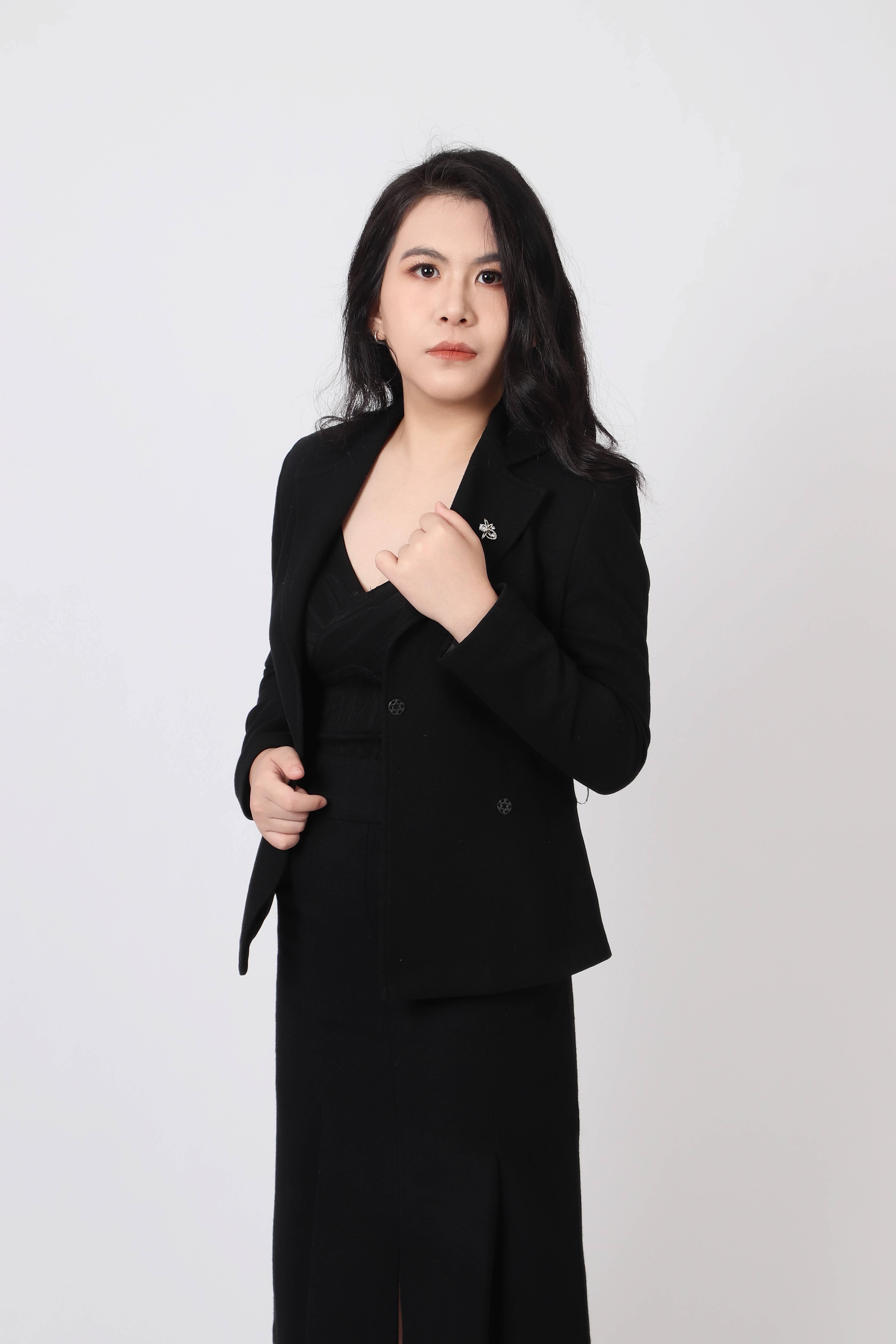 魅力无限,步履生辉 —— 模特何锌璐演绎时尚新篇章