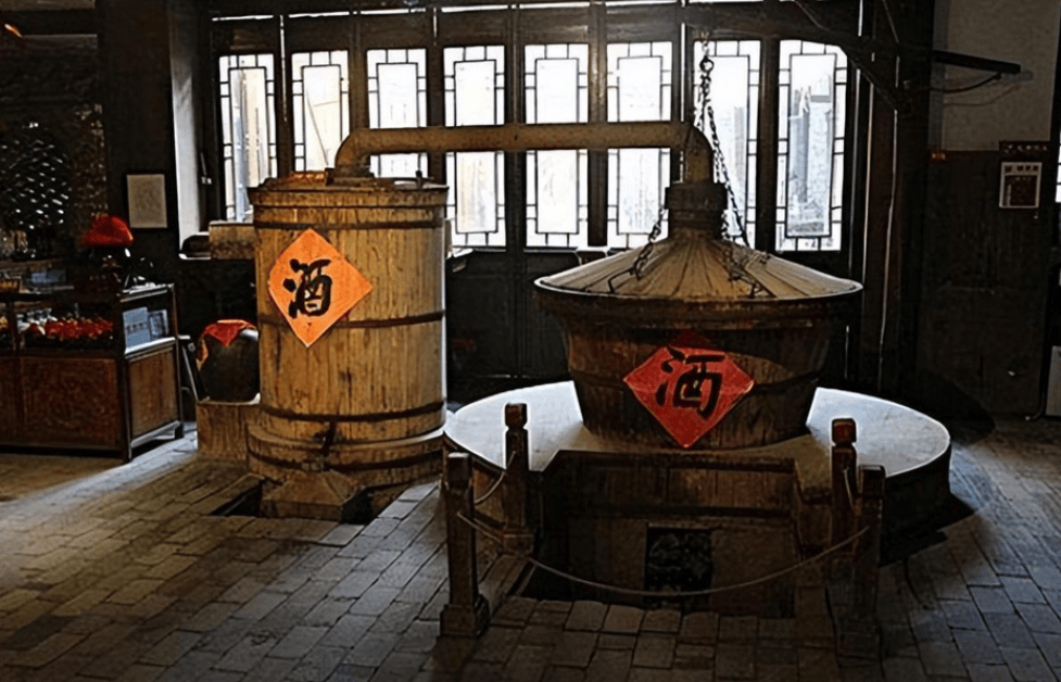 给别人倒酒千万别用“祭祀手”,内行人:这是酒桌大忌,建议了解_文化_座次_礼仪