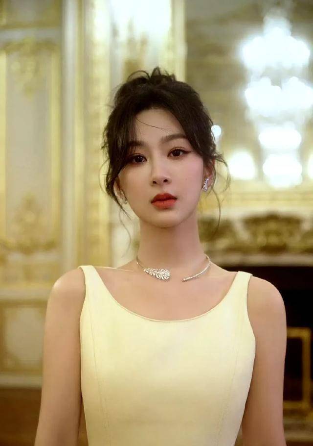 赵丽颖和杨紫同时公布新剧,不比不知道,一比吓一跳!