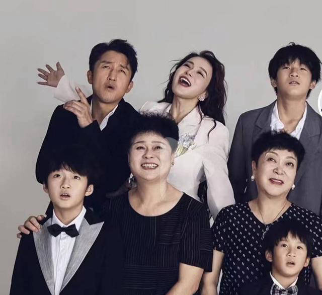 邹市明一家五口全家福:妻子神似年轻,40岁依旧风华绝代