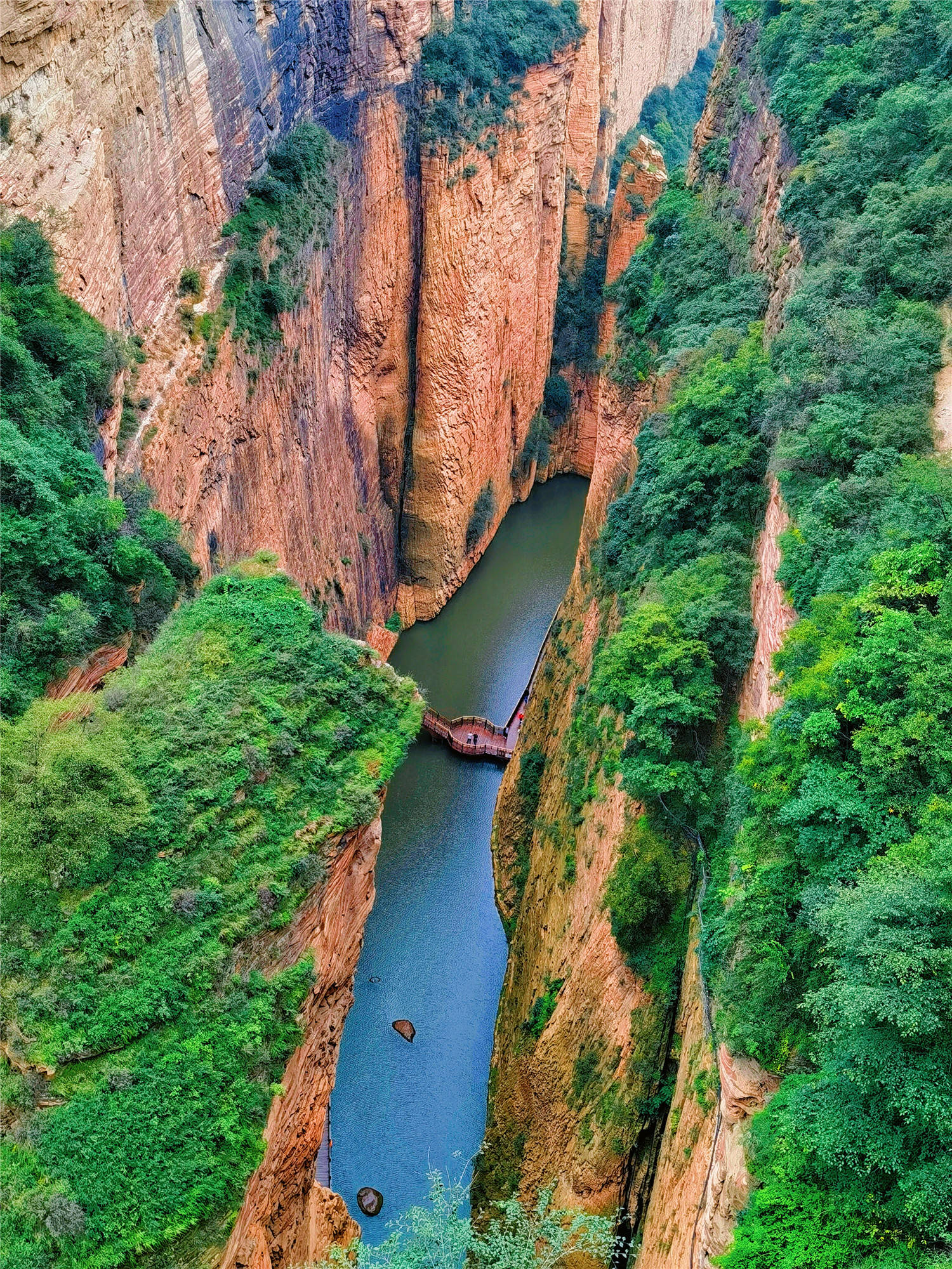 乘坐索道可以欣赏太行山全景,相当壮观.