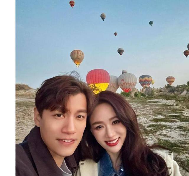 45岁陈乔恩大婚,超仙婚纱照流出,坐在男方腿上拍照毫不避讳