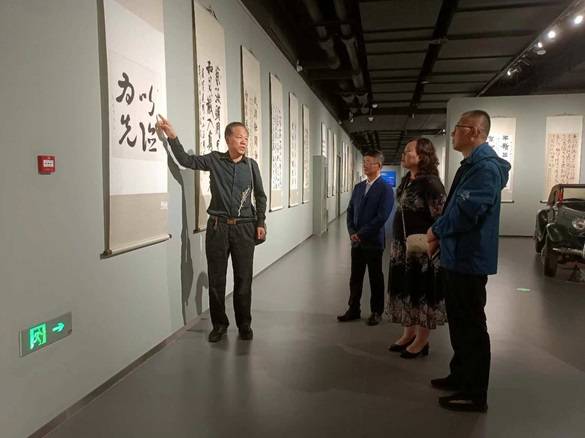 中国证监会证券基金机构监管部副主任祁春波(右)与金思宇(左)在参展