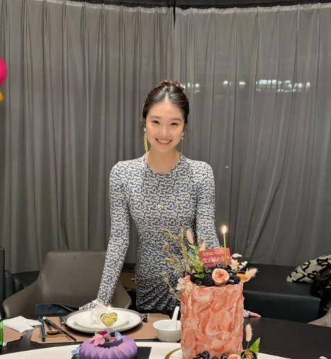 文章女儿晒与家人的合影庆生,高级脸气质成熟,与文章暖心互动