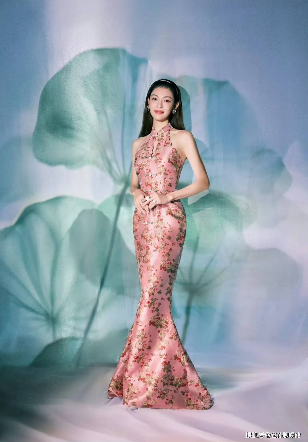 钟楚曦穿旗袍,双唇饱满,大气又温婉,东方神韵美人