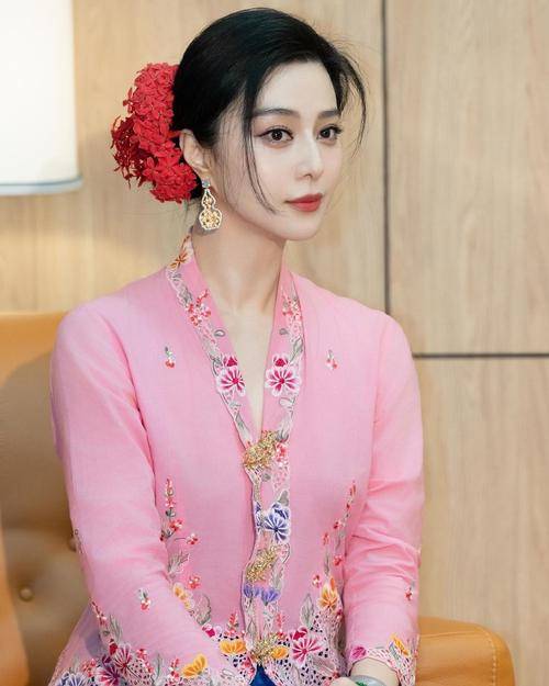 范冰冰43岁生日:穿千元短旗袍仅妈妈陪伴!才知内娱失势后的落寞