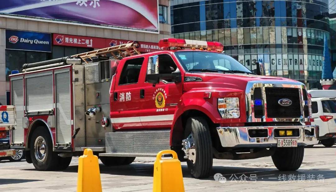 巨无霸福特f650猛禽消防车,坐在2楼开车是一种什么体验?